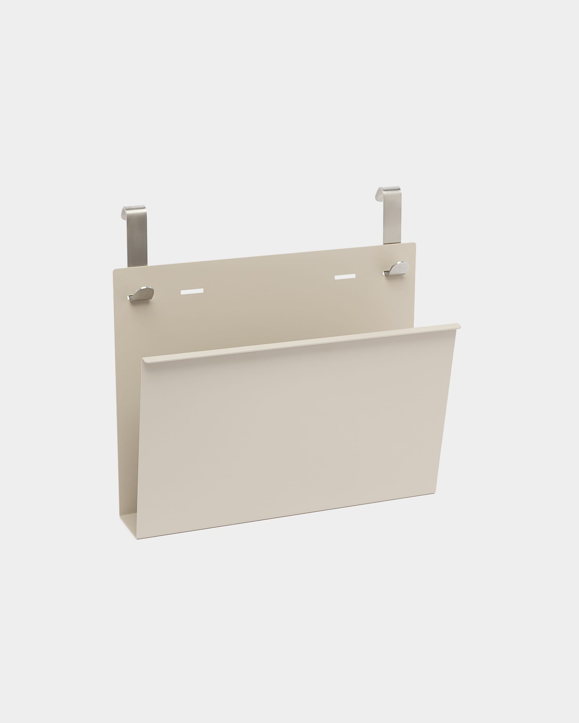Nell Magazine Storage fra WoodUpp er en beige pulverlakeret stålholder med to sølvkroge til ophængning på nordiske akustiske rumdelere eller skillevægge.